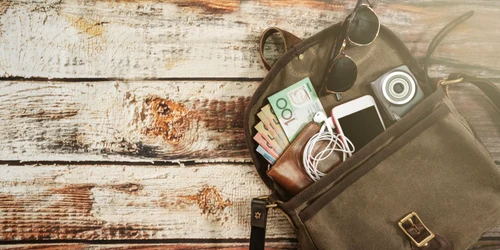 Ruscac turist cu bani, ochelari, telefon, aparat foto FOTO Shutterstock