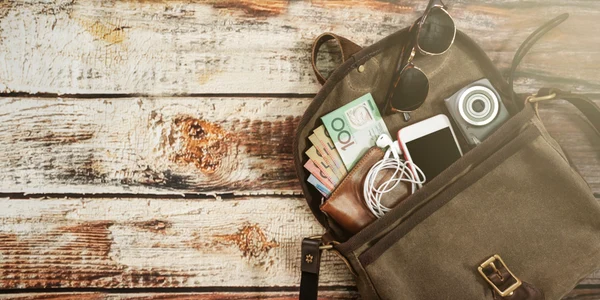 Ruscac turist cu bani, ochelari, telefon, aparat foto FOTO Shutterstock 