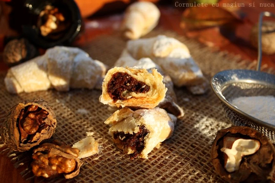 
    Cornuleţe cu magiun şi nucă  
