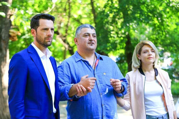 Dani Popescu, încadrat de colegii din "Vlad", Adrian nartea și Victoria Răileanu