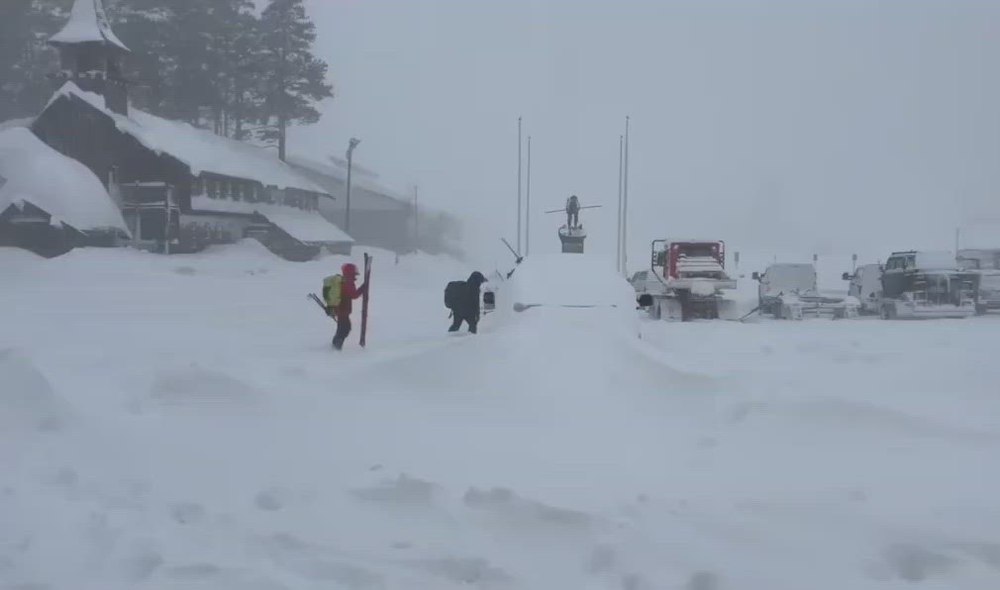 Mai mulți schiori au fost prinşi într-o avalanşă, în California. Echipele de salvare încearcă să ajungă la ei