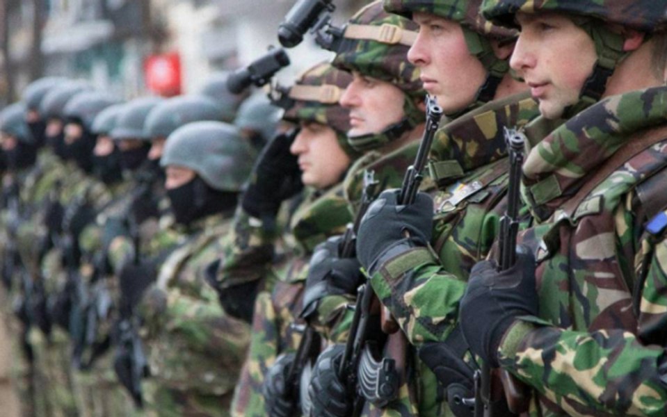 Nu se mai poate demisiona așa ușor din armată. Cei care vor să devină cadre militare semnează un contract de opt ani cu MApN