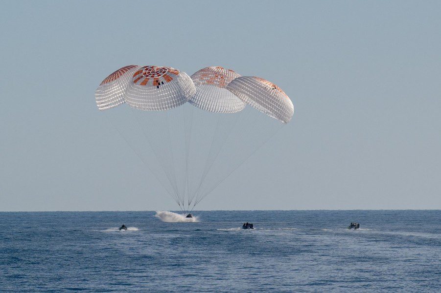 Momentul în care astronauții NASA blocați pe Stația Spațială Internațională s-au întors pe Pământ după nouă luni