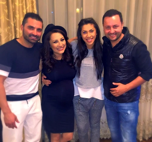 Pepe cu soţia, împreună cu naşii Andra şi Cătălin MăruţăFoto: arhivă personală