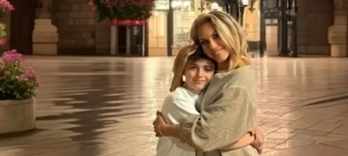 Amna, alături de fiul ei, David foto: Instagram