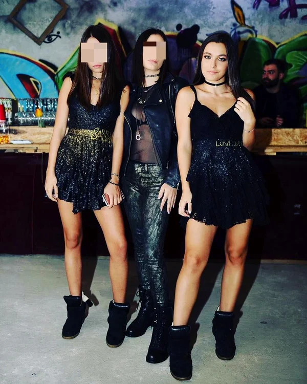 Alexia Eram (dreapta), într-o rochie scurtă din dantelă, cu bretele, semnată de Dana Budeanu