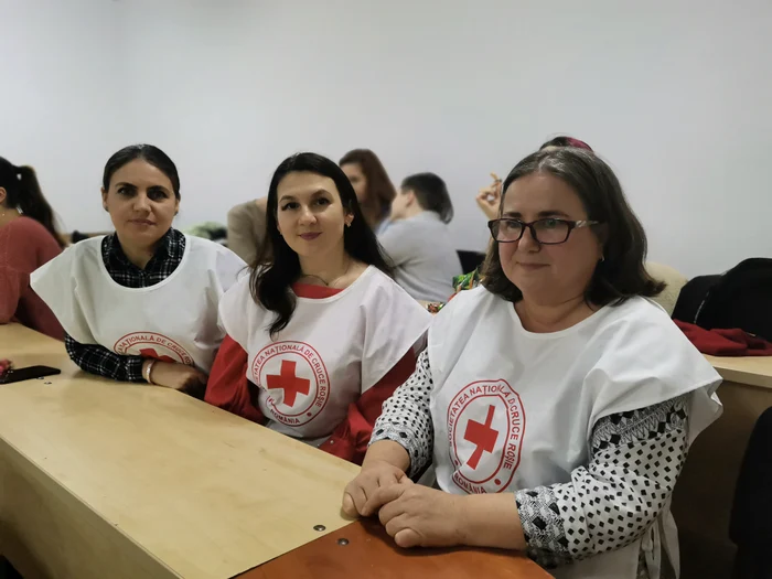 Trei din cei opt voluntari care îi învață pe ucraineni Limba Română, la Crucea Roșie FOTO: A.M.