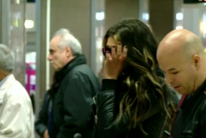 Antonia şi tatăl ei pe aeroport (captură Pro TV)