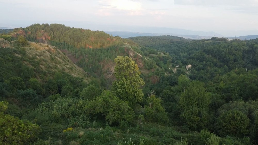 Povestea stadionului construit în vârf de munte, în Ținutul Pădurenilor. De ce tribuna a luat-o la vale VIDEO