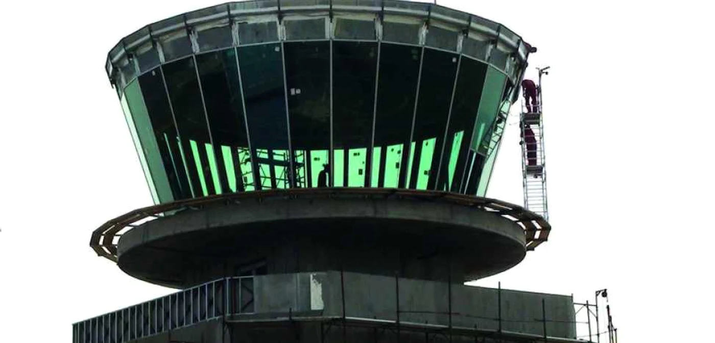 Turnul de control al Aeroportului Suceava nu are autorizaţie de la ISU. FOTO Dănuţ Zuzeac