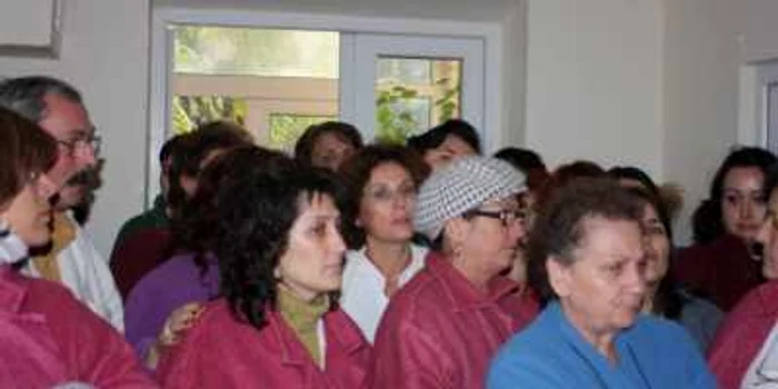 Salariaţii spitalului şi-au strigat nemulţumirile pe la uşa biroului managerului.