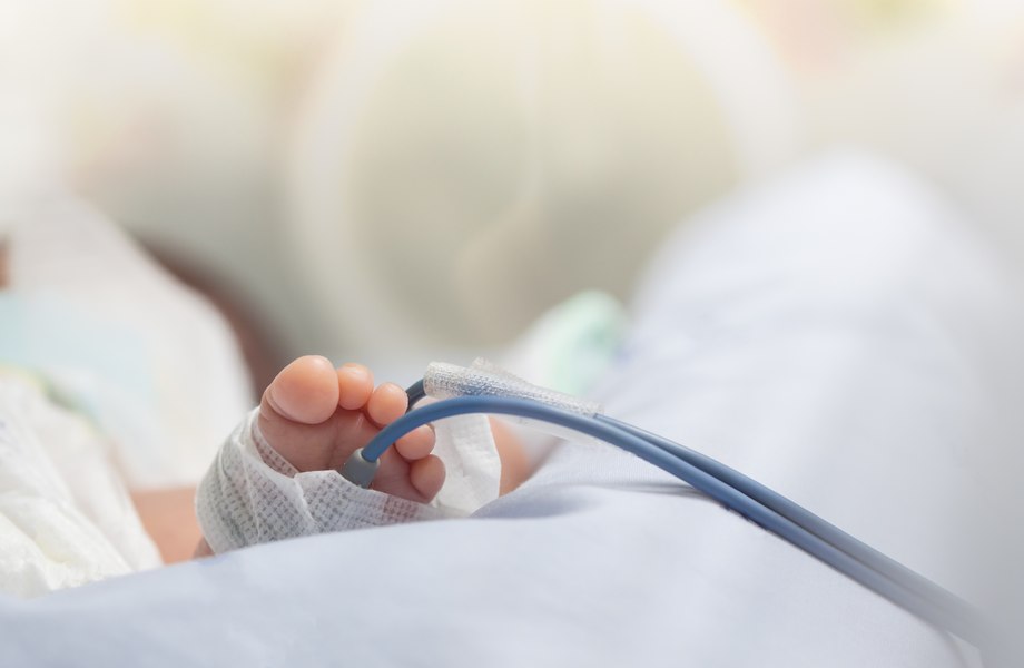 Opt bebeluși de la maternitatea din Târgu Mureș, depistați cu Serratia Marcescens în trei zile. Ce a favorizat răspândirea bacteriei
