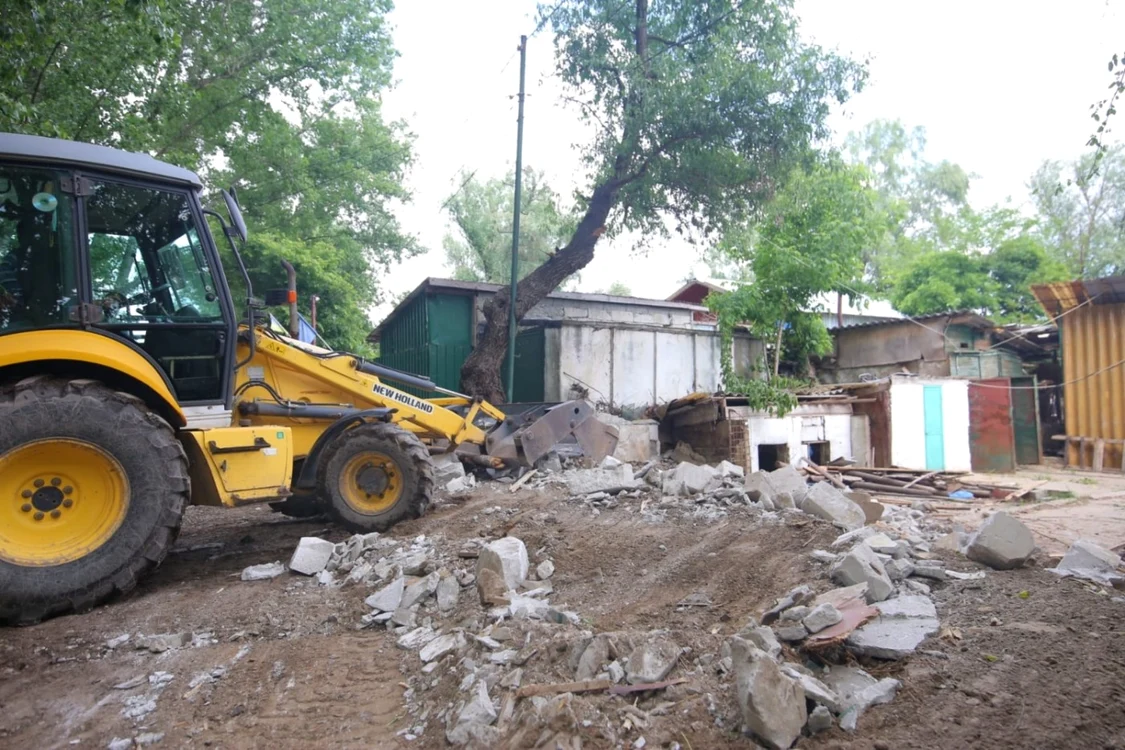 Construcţiile ilegale de pe malul Borcei, demolate FOTO Facebook/PMC