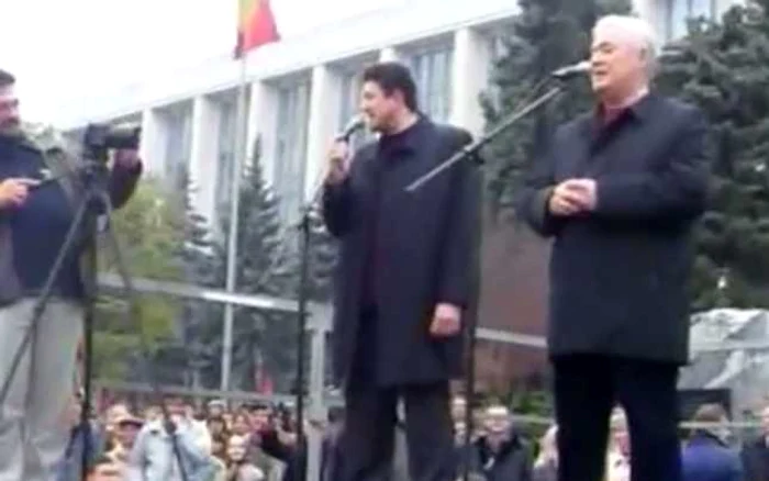 Vladimir Voronin a cântat imnuri sovietice împreună cu deputatul Iurie Muntean, în faţa Guvernului Sursa: Captură video