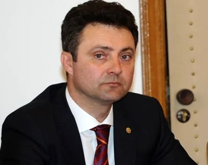 Tiberiu Nițu şi-a dat demisia după ce a fost acuzat că a folosit pe nedrept coloanele oficiale pentru a se deplasa la serviciu