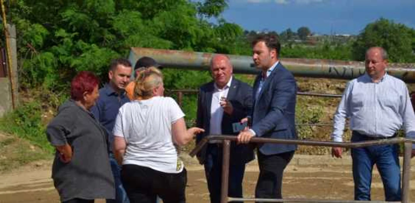 Fostul primar Chitic, alături de prefectul Lazăr, în vremea când erau colegi de partid FOTO Turn Tv