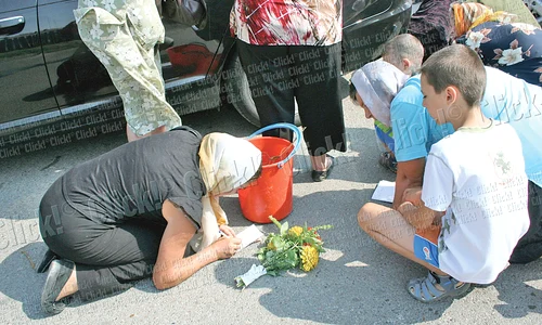 O femeie prezentă  la slujbă s a rugat  să scape de secetă jpeg
