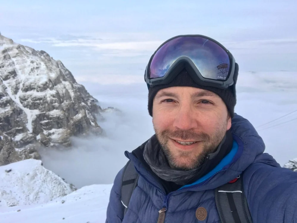 Daniel Sandu a îndurat cot la cot cu actorii viscolele şi gerul munţilor. FOTO Arhivă personală D. Sandu