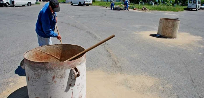 Supraînălţarea gurilor de canalizare este metoda folosită la Brăila împotriva inundaţiilor din zona portuară   FOTO Florentin Coman