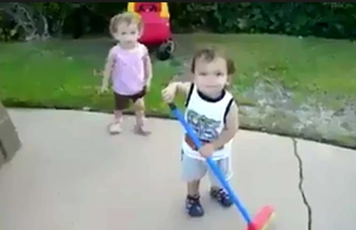 
    Băieţelul înceacă să îi aline durerea partenerei de joacă  