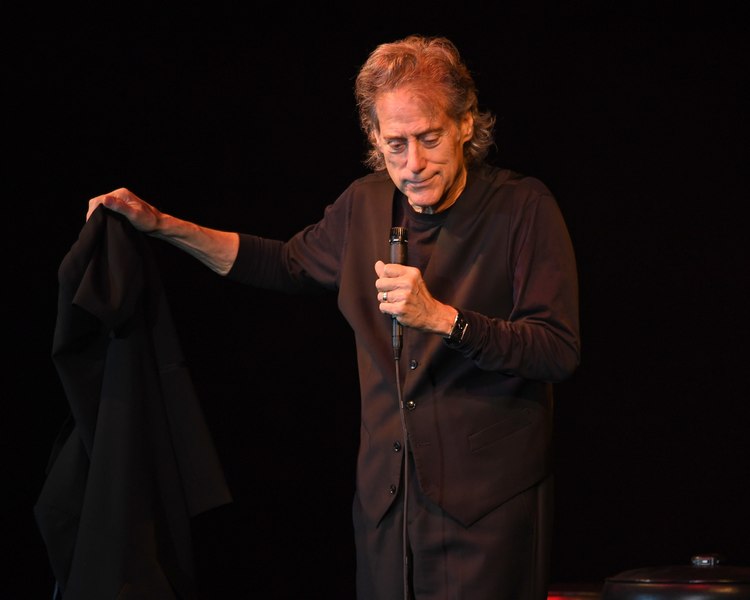 Actorul Richard Lewis a murit la vârsta de 76 de ani. Anul trecut anunțase că suferă de Parkinson şi se retrage din stand-up | VIDEO