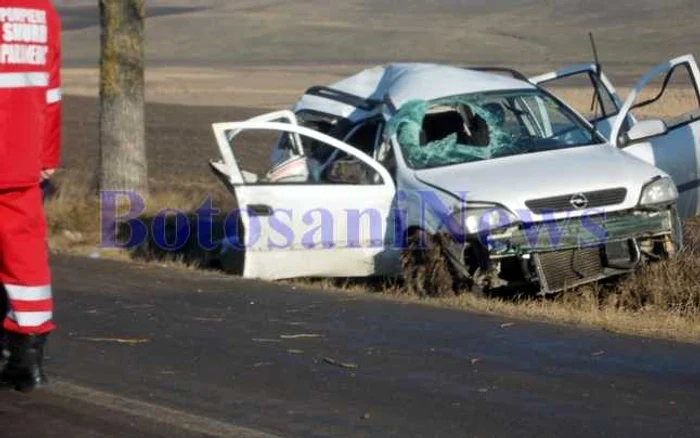 Un băiat de 15 ani a murit, după ce mătuşa sa a intrat cu maşina în copac. FOTO: www.botosaninews.ro