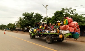 FOTO Profimedia: Un camion încărcat transportă un grup de refugiați care fug din cauza conflictului de la graniță dintre Thailanda și Cambodgia,