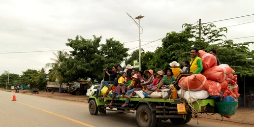FOTO Profimedia: Un camion încărcat transportă un grup de refugiați care fug din cauza conflictului de la graniță dintre Thailanda și Cambodgia,