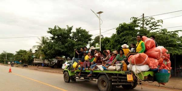 FOTO Profimedia: Un camion încărcat transportă un grup de refugiați care fug din cauza conflictului de la graniță dintre Thailanda și Cambodgia,