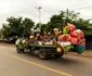 FOTO Profimedia: Un camion încărcat transportă un grup de refugiați care fug din cauza conflictului de la graniță dintre Thailanda și Cambodgia,