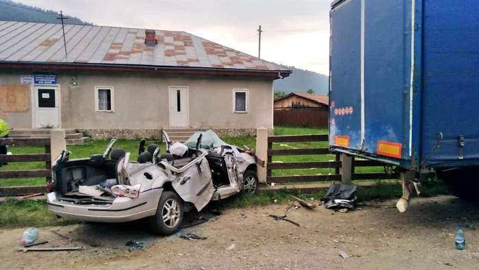 Maşina în care aflau cei patru tineri a intrat într-un TIR