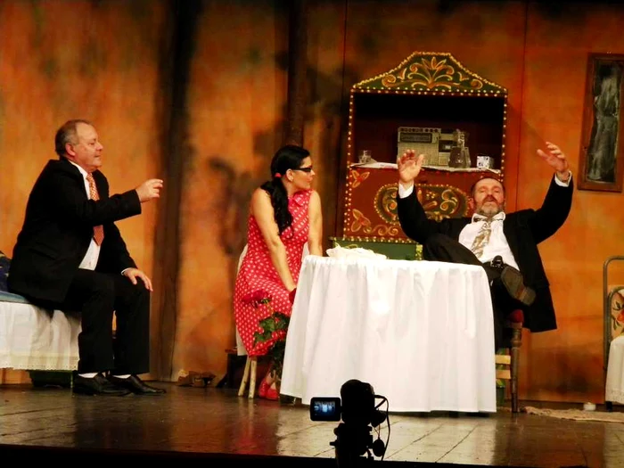 Spectacolul a fost regizat de Adrian Găzdaru