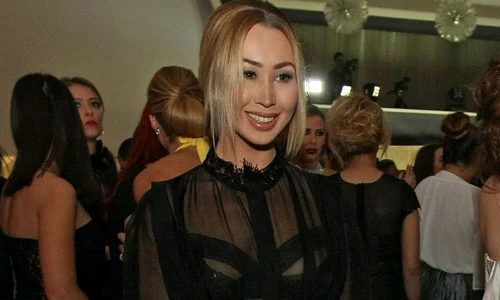 Artista a purtat o rochie despicată în părţi jpeg