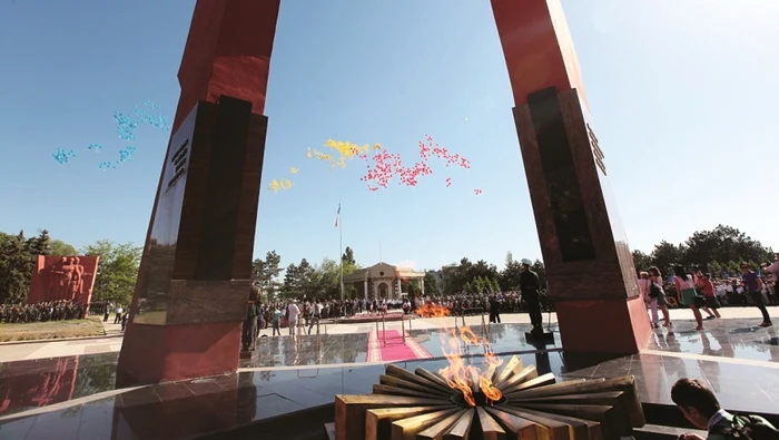 Mai marii ţării vor depune flori în această dimineaţă la Complexul memorial „Eternitate“