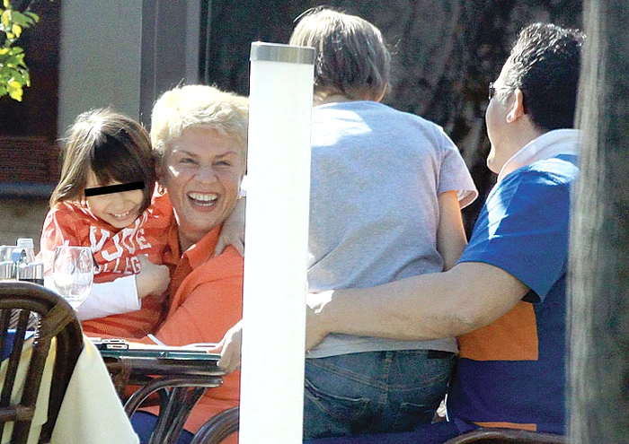 Vedeta şi soţul ei se distrează de minune alături de copiii lor