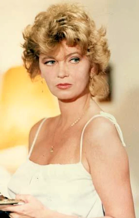 
    Cezara Dafinescu  