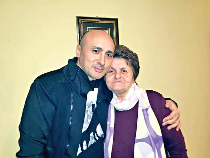 
    Marcel Pavel își  divinizează mama,  care a împlinit 75 de ani  