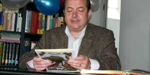 Primarul Drăguşin a citit poveşti şcolarilor şi preşcolarilor