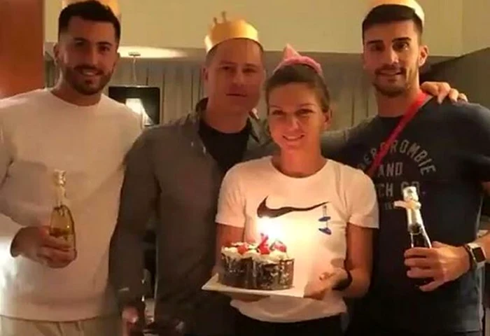 Simona Halep a primit un tort din partea echipei sale
