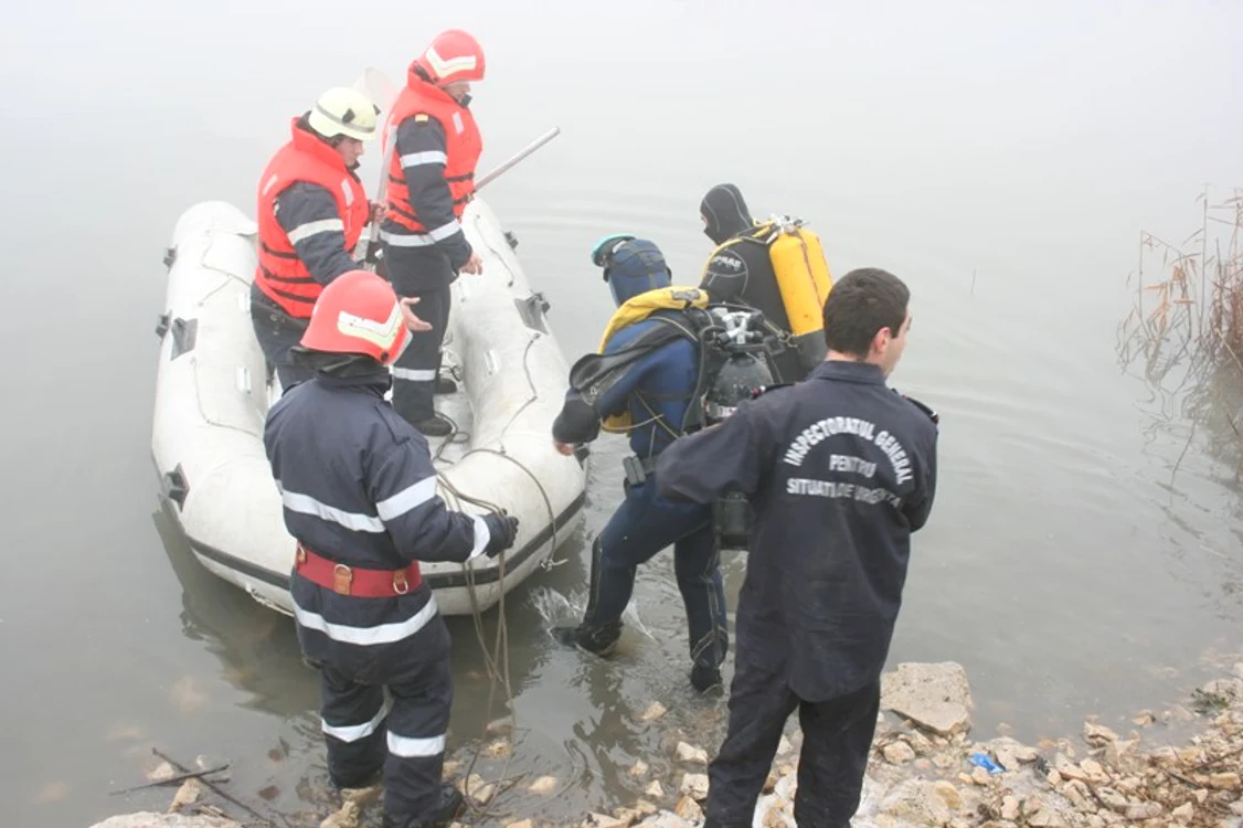 
    Operaţiunea de căutare a cadavrelor celor doi tineri a fost îngreunată de vizibilitatea redusă din apă  