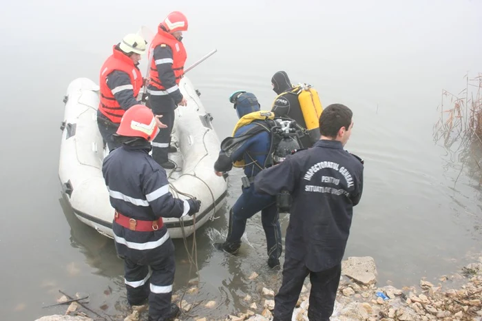 Operaţiunea de căutare a cadavrelor celor doi tineri a fost îngreunată de vizibilitatea redusă din apă