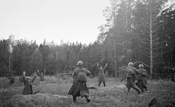 Soldați germani capturați de Armata Roșie în apropierea satului Vitovka din sudul Ucrainei, în 1941 (© Anatoliy Garanin / RIA Novosti / Wikimedia Commons)