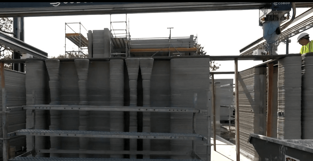 O imprimantă 3D a construit o casă cu două etaje în 330 de ore | VIDEO