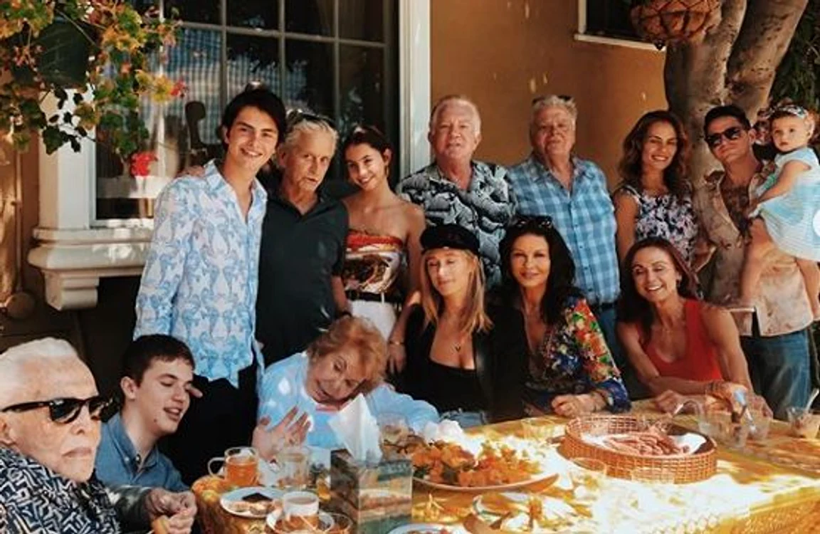 
    O parte din familia Douglas l-a sărbătorit pe Kirk la împlinirea a 103 aniFoto: arhivă personală  