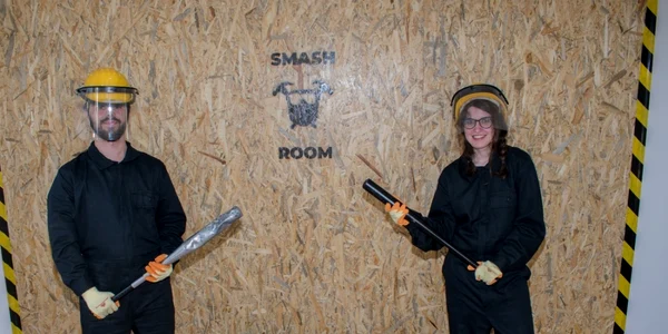 La Smash Room poţi sparge obiecte ca să scapi de stres