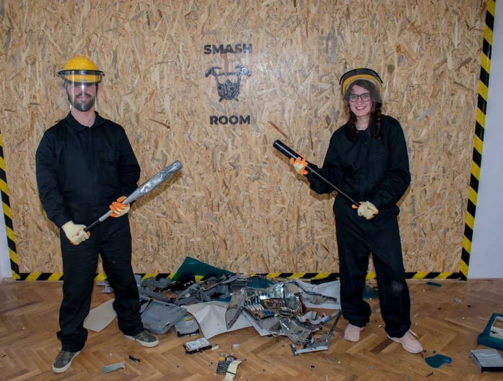 La Smah Room puteţi să vă eliberaţi de stres şi să spargeţi obiecte. FOTOSebastian Bandula.