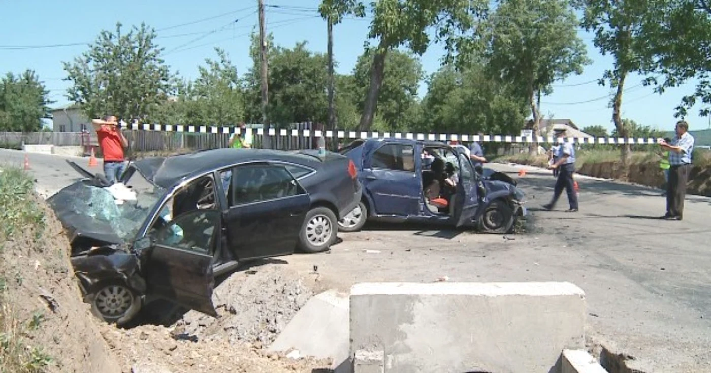 Autoturismul unei familii a fost spulberat de un bolid al cărui şofer nu ar fi dat prioritate FOTO botosaninecenzurat
