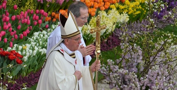 Papa Francisc oficiază liturghia pascală. FOTO: AFP