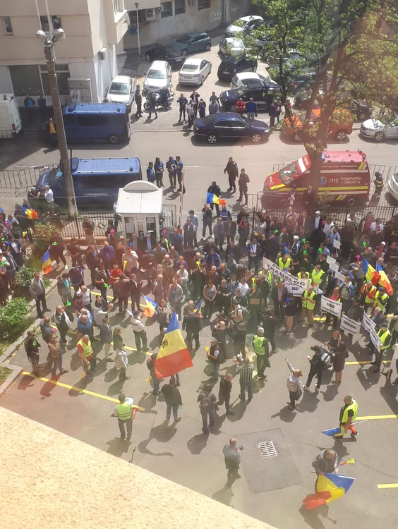 Sute de oameni au protestat în fața Guvernului Sursă foto: Adrian Popescu
