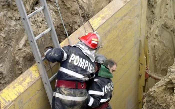 Pompierii s-au chinuit ore întregi să-i scoată pe bărbați de sub pământ